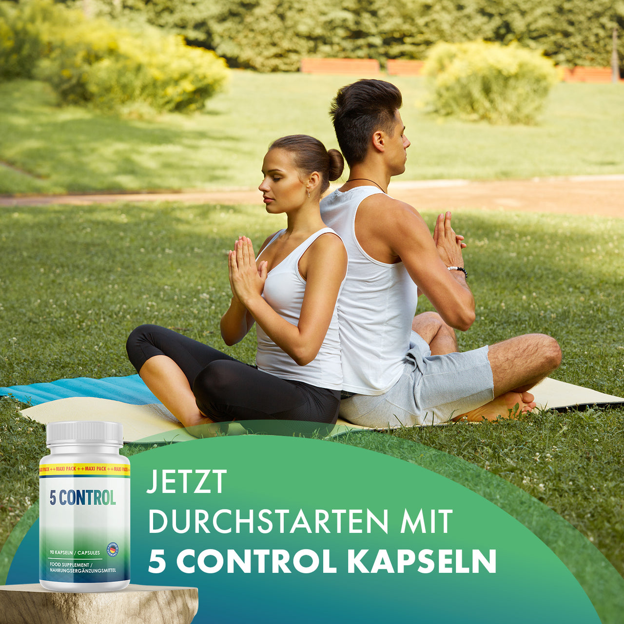 5 Control mit 90 Kapseln vor einem Paar bei Yoga im Park; Werbespruch „Jetzt durchstarten“