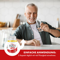 Thumbnail for Active Testo Plus Dose neben älterem Mann, der ein Glas Wasser hält, mit Einnahmehinweis unten