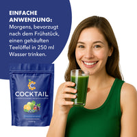 Thumbnail for Frau hält grünes Getränk neben C-Cocktail Standbeutel mit Anwendungshinweis zur Einnahme am Morgen