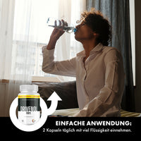 Thumbnail for Person trinkt Wasser neben Drivenol Forte Dose mit Hinweis: 2 Kapseln täglich mit viel Flüssigkeit