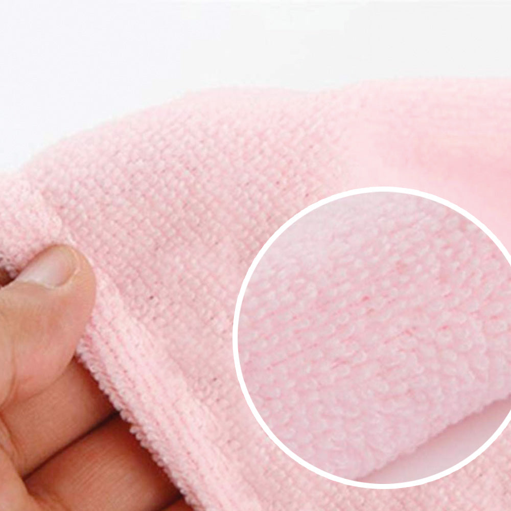 Rosa Textil mit gezoomter Oberflächenstruktur und sichtbarer Hand am linken Bildrand