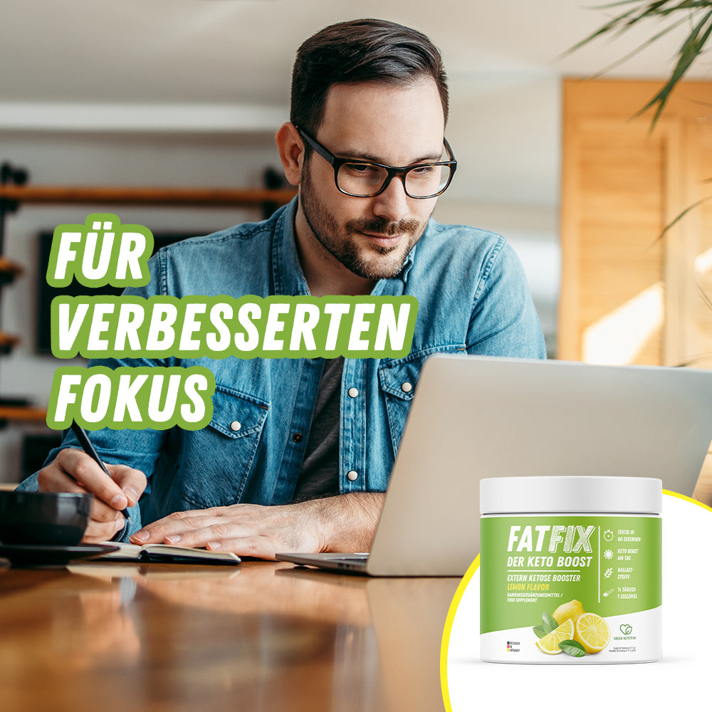 Mann mit Brille arbeitet am Laptop, daneben grüne FATFIX-Dose mit Zitronenabbildung