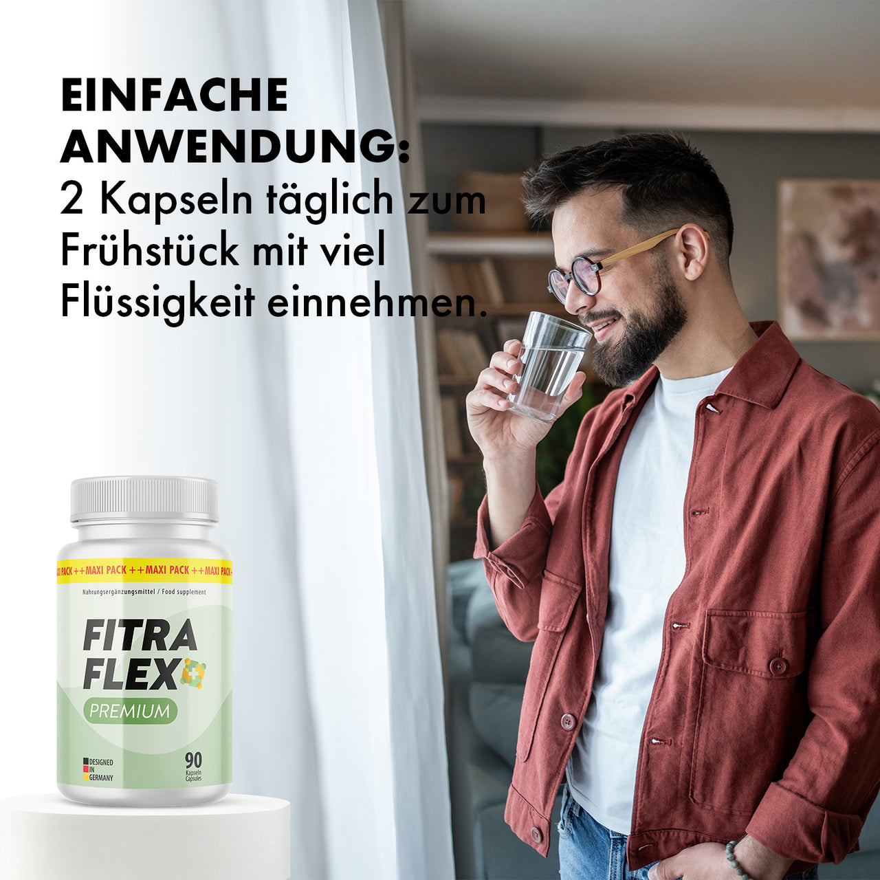 Mann trinkt Wasser neben Fitraflex+ Premium Dose mit Hinweis zur Einnahme von 2 Kapseln täglich