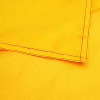 Thumbnail for Gelber Textilstoff mit sichtbarer Ecke und roter Doppelnähten im Detail