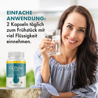 Thumbnail for Frau hält ein Glas Wasser neben GLPulse Forte mit Einnahmehinweis zu 2 Kapseln täglich morgens