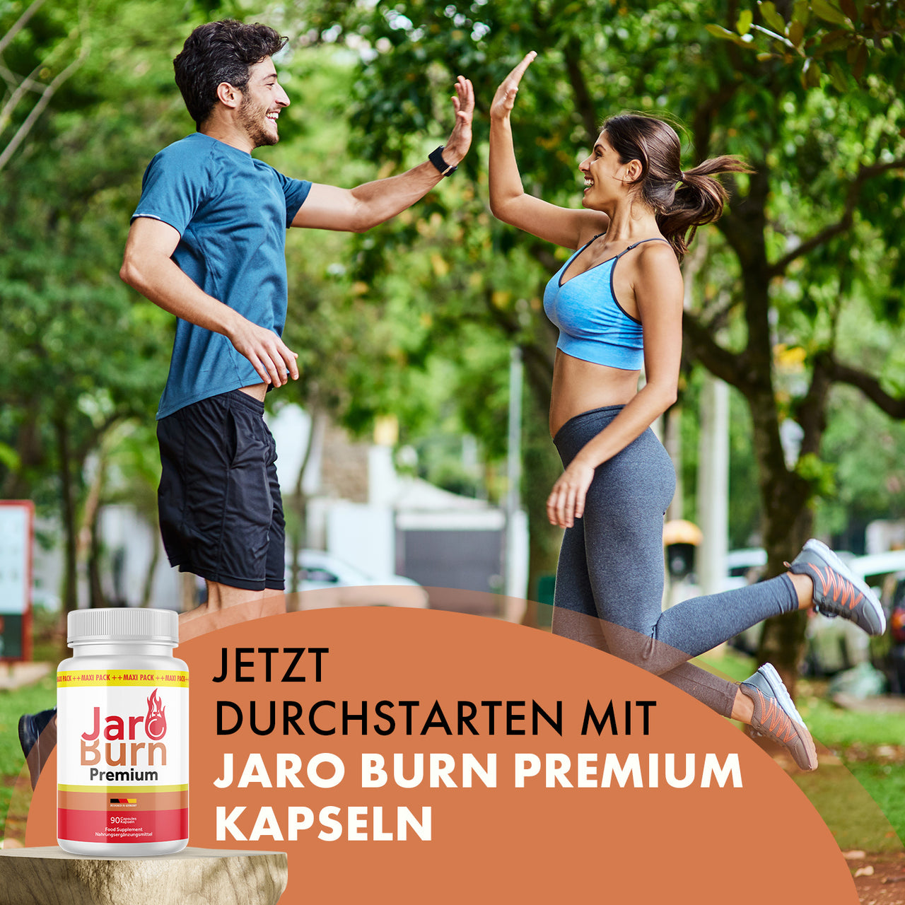 Zwei Personen geben sich ein High Five im Park neben Jaro Burn Premium und sichtbarem Werbetext