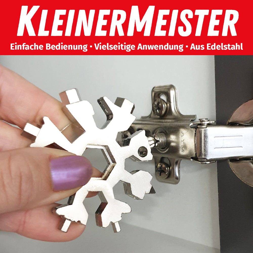 Hand mit Schneeflockenwerkzeug dreht Schraube an Metallscharnier unter KleinerMeister-Schriftzug