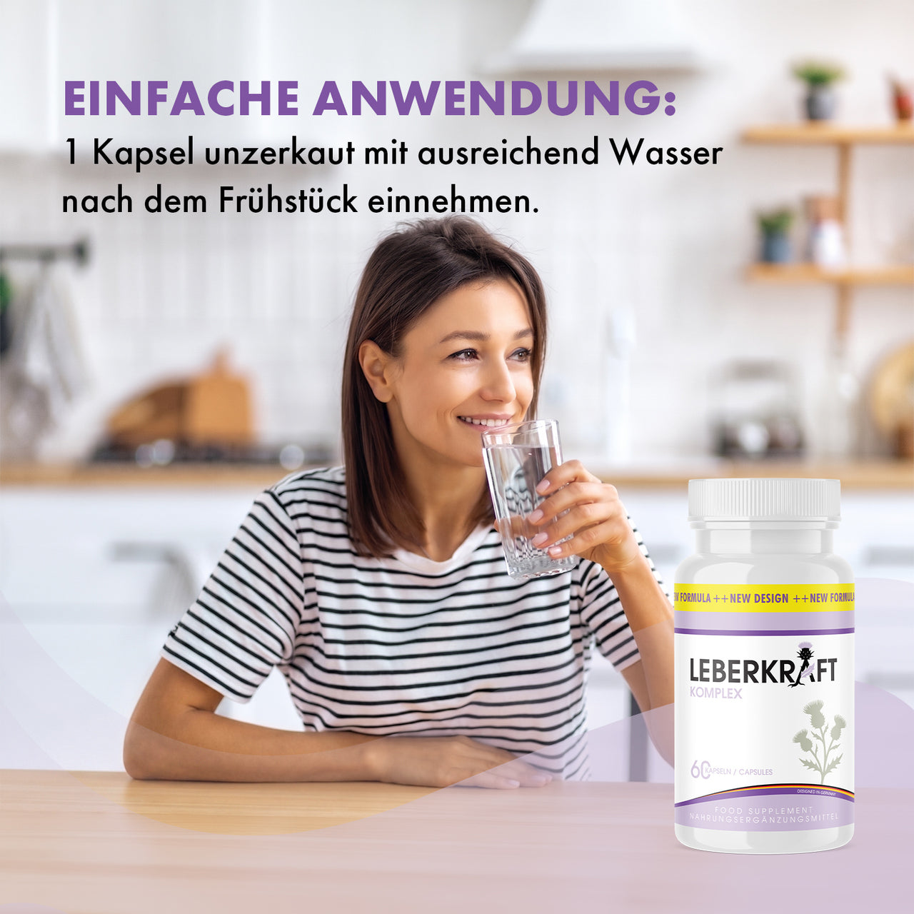 Frau trinkt Wasser neben Leberkraft Komplex mit Einnahmehinweis zu 1 Kapsel nach dem Frühstück