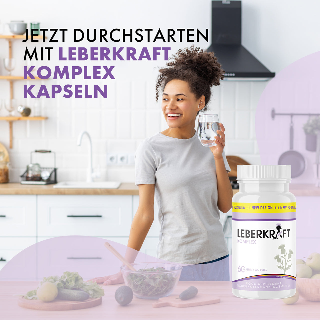 Frau mit Wasserglas in Küche neben Leberkraft Komplex und sichtbarem Werbetext zum Produkt