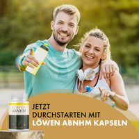 Thumbnail for Sportliches Paar hält Trinkflaschen neben Dose Löwen ABNHM Kapseln mit großem Textfeld unten