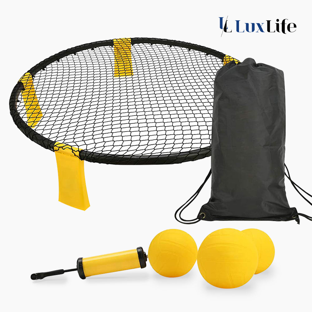 Rundes Sportnetz mit gelben Elementen, daneben drei Bälle, gelb-schwarze Pumpe und schwarze Tasche