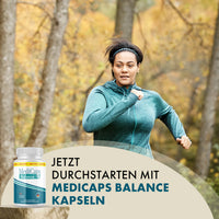 Thumbnail for Joggende Frau neben MediCaps Balance mit sichtbarem Werbetext zum Nahrungsergänzungsmittel