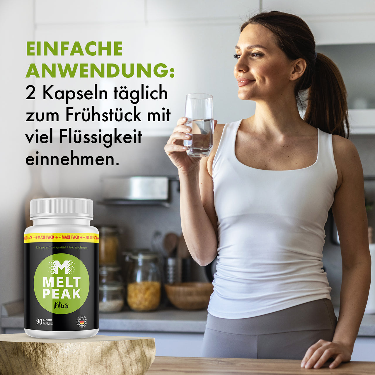 Frau mit Wasserglas neben Meltpeak Plus; Einnahmehinweis: 2 Kapseln täglich zum Frühstück