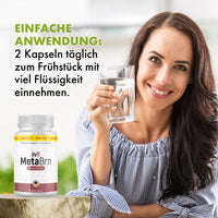 Thumbnail for Frau hält ein Glas Wasser, daneben MetaBrn Premium Dose und Anwendungshinweis zu 2 Kapseln