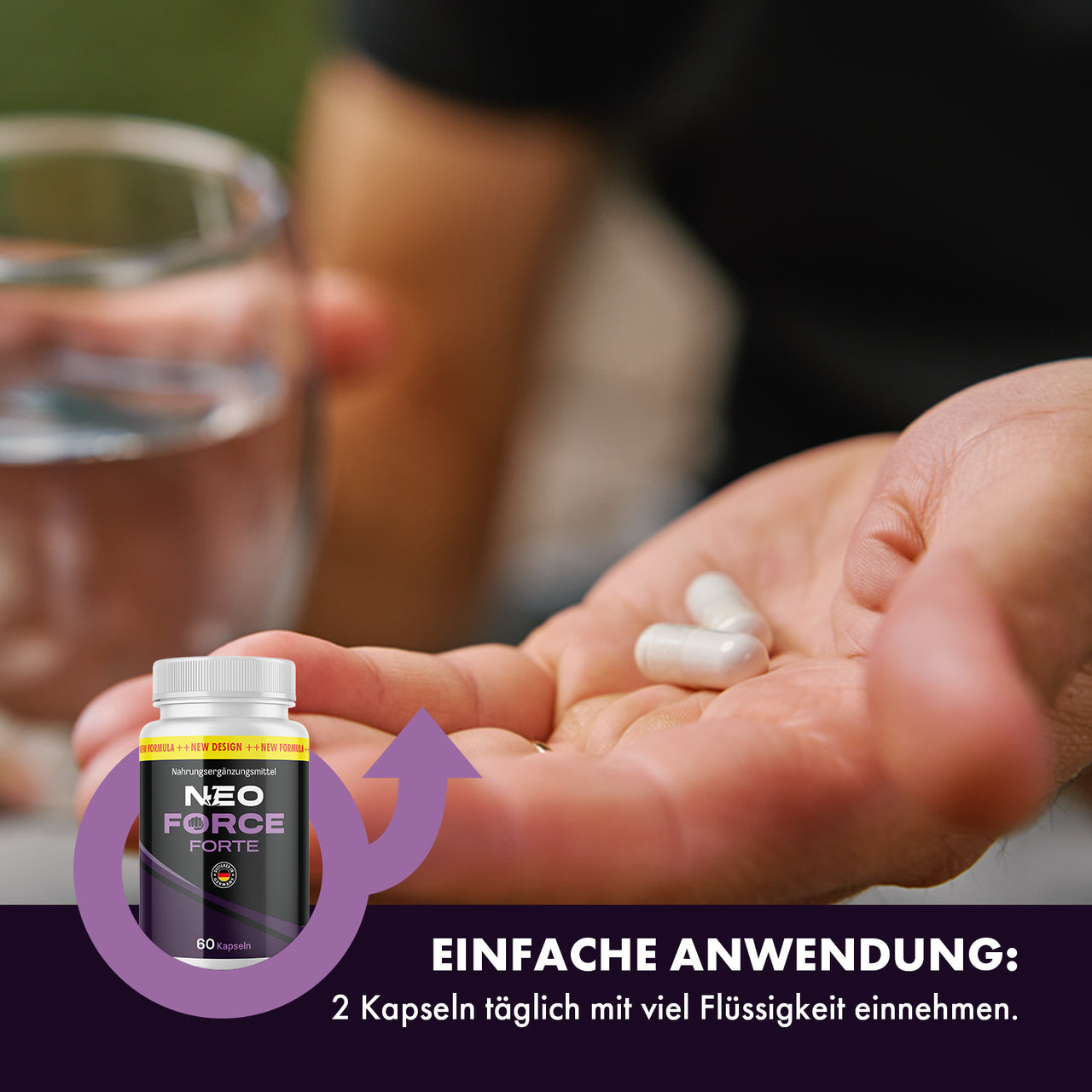 Hand mit zwei weißen Kapseln, Wasserglas und NEO FORCE FORTE Dose mit täglichem Einnahmehinweis