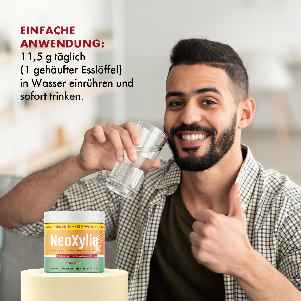 Mann hält Wasserglas neben NeoXylin Dose und Anwendungstext zu 11,5 g täglich