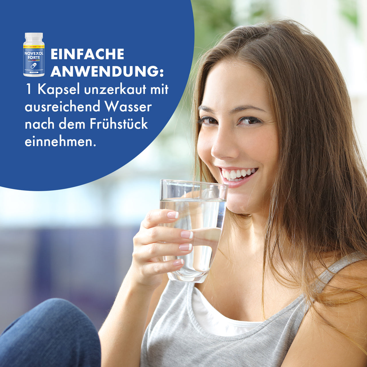 Person hält Glas Wasser neben Text Einfache Anwendung 1 Kapsel nach dem Frühstück