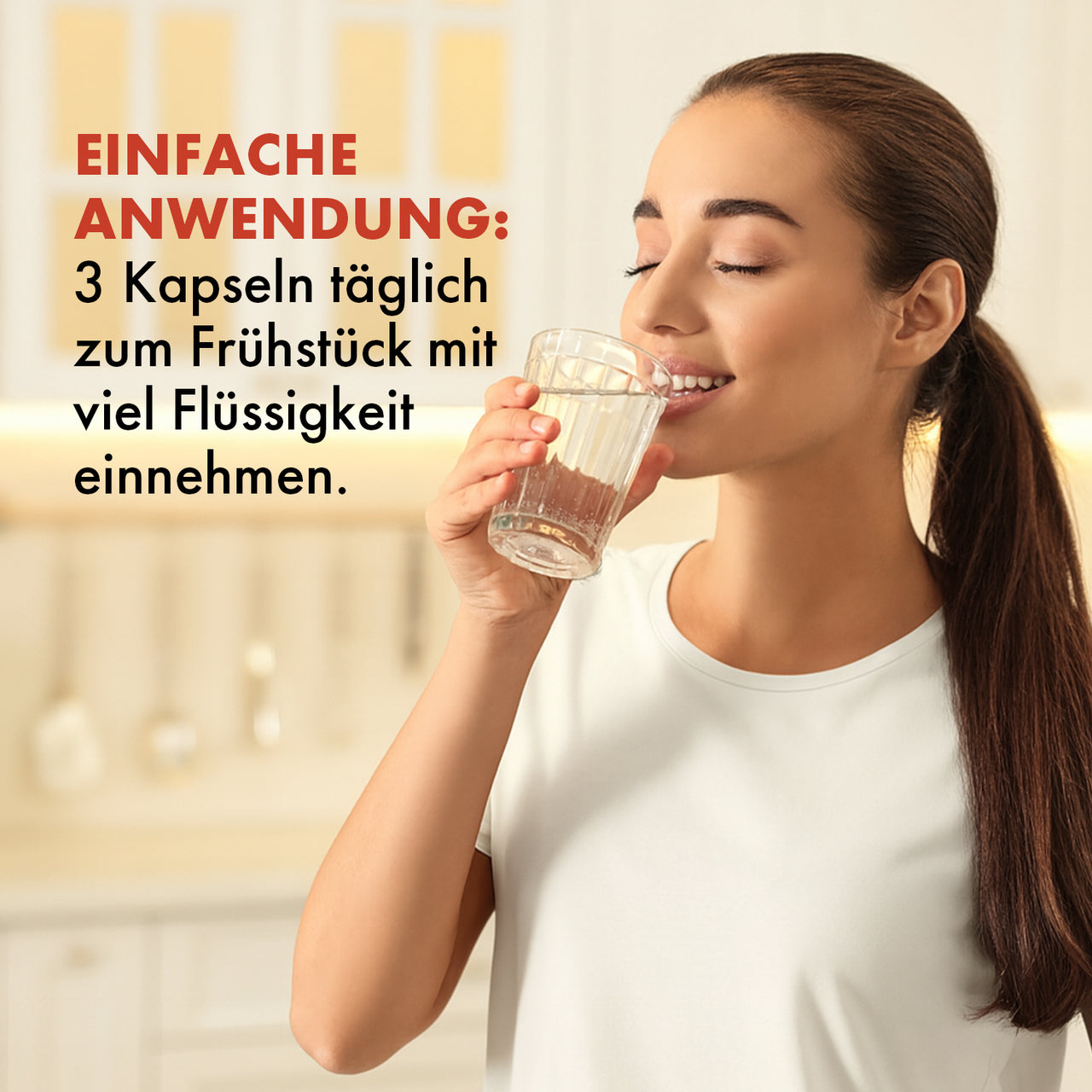 Frau trinkt aus einem Glas Wasser, daneben sichtbarer Anwendungshinweis zu 3 Kapseln täglich