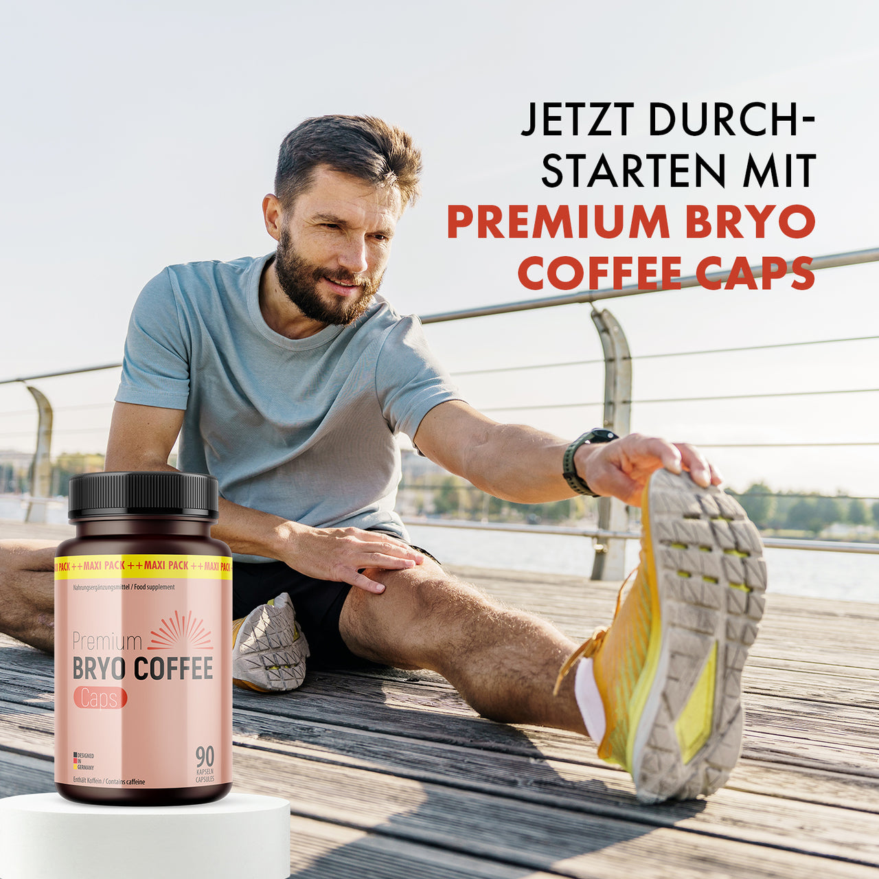 Mann dehnt sich draußen auf einem Holzsteg, daneben Premium Bryo Coffee Caps Dose mit Produkttext
