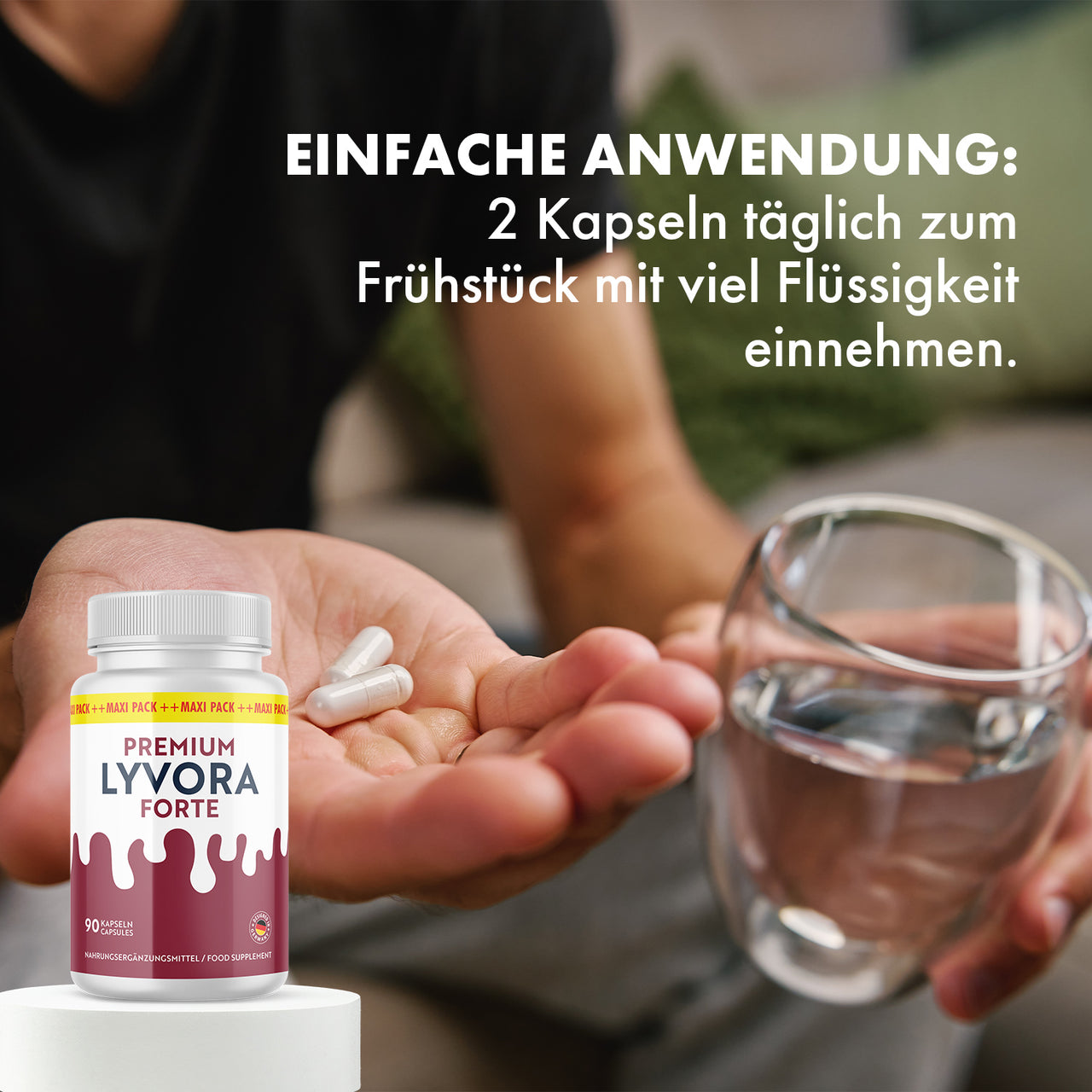 Hand mit Kapseln, Glas Wasser, Premium Lyvora Forte und Anwendungstext