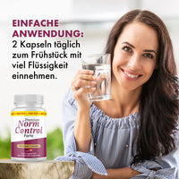 Thumbnail for Frau hält Wasserglas neben Norm Control Forte Dose mit 90 Kapseln und sichtbarem Einnahmehinweis