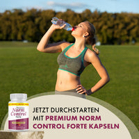 Thumbnail for Frau trinkt aus Wasserflasche neben Norm Control Forte Dose mit 90 Kapseln und großem Textfeld