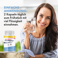 Thumbnail for Frau hält Wasserglas neben Ozemplus+ Premium Dose mit 90 Kapseln und sichtbarem Einnahmehinweis