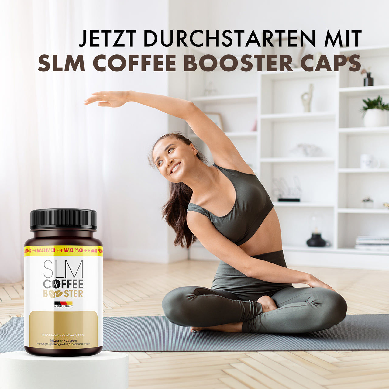 Frau macht Dehnübung auf Matte neben Dose Slm Coffee Booster mit 90 Kapseln und sichtbarem Werbetext