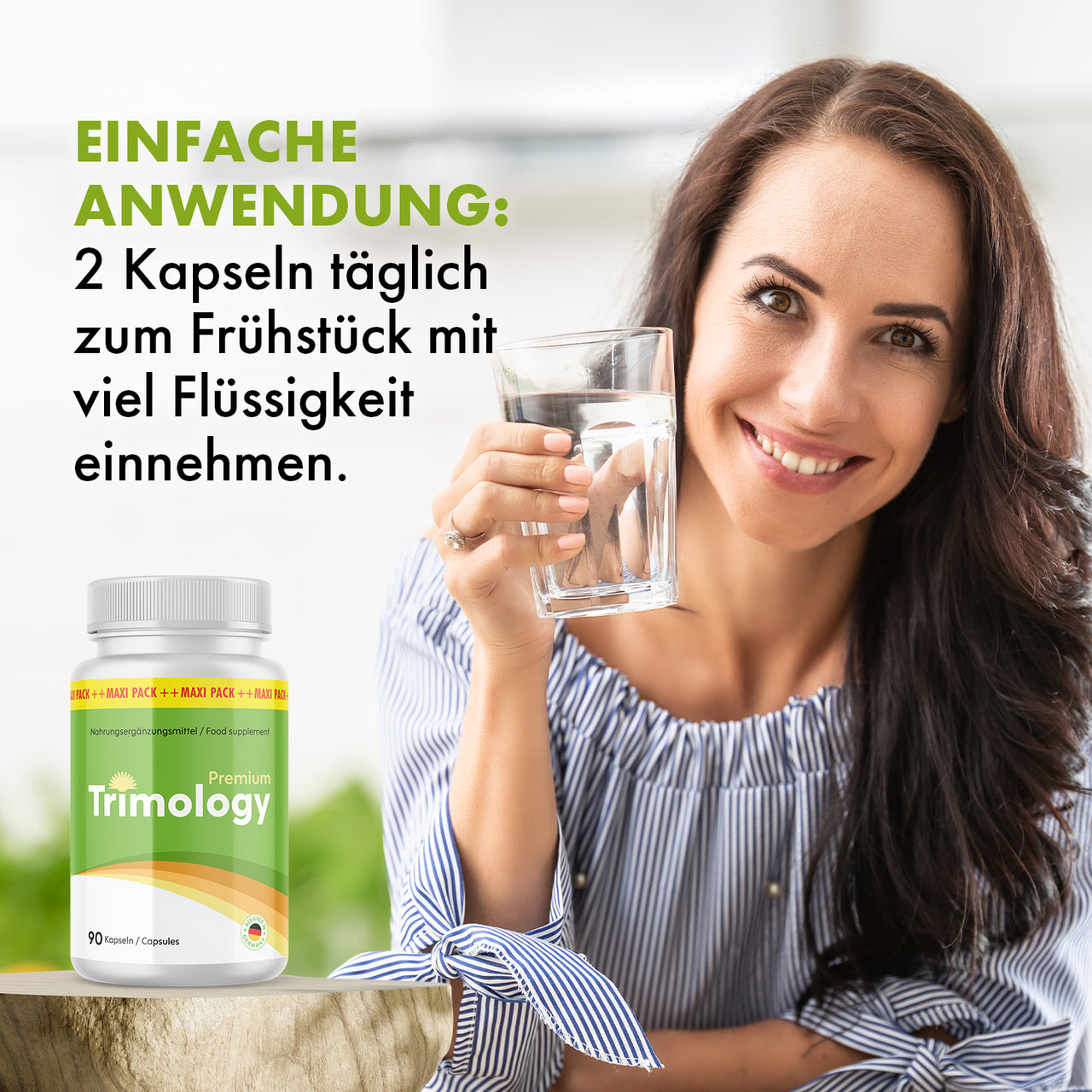 Frau hält Glas Wasser neben Trimology Premium Dose und Anwendungstext zu 2 Kapseln