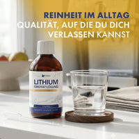 Thumbnail for Braune Lithium Orotat Lösung Flasche neben Wasserglas, Pipette und großem Qualitätstext oben