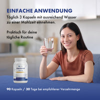 Thumbnail for Frau hält Wasserglas neben Provilea Shatavari Dose und Anwendungstext zu 3 Kapseln