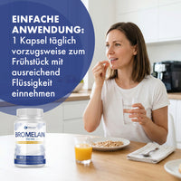 Thumbnail for Frau nimmt Provilea Bromelain Kapsel mit Wasser am Frühstückstisch, Anwendungshinweis im Bild