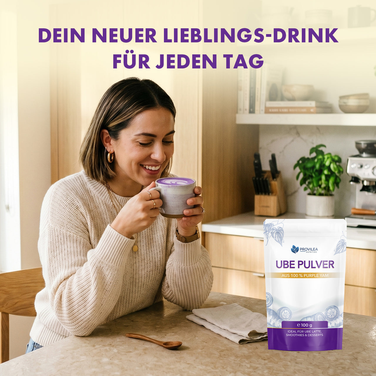 Frau trinkt Ube Latte in heller Küche, daneben Provilea Nutrition Ube Pulver Beutel als Lieblingsdrink
