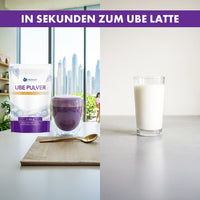 Thumbnail for Provilea Nutrition Ube Pulver Beutel neben violettem Ube Latte und Glas Milch als schneller Ube Drink