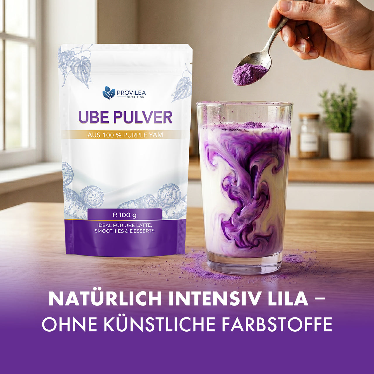 Provilea Nutrition Ube Pulver Beutel neben Glas mit violettem Getränk und Löffel mit Pulver in Küche