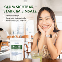 Thumbnail for Frau mit unauffälligem Pickel Patch im Gesicht im Café neben Provilea Pickel Patches Verpackung