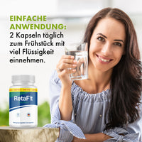 Thumbnail for Frau hält ein Glas Wasser neben Dose RetaFit Premium mit sichtbarem Einnahmehinweis im Bild
