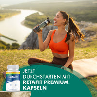 Thumbnail for Frau trinkt aus einer Trinkflasche neben Dose RetaFit Premium auf einer Trainingsmatte im Freien