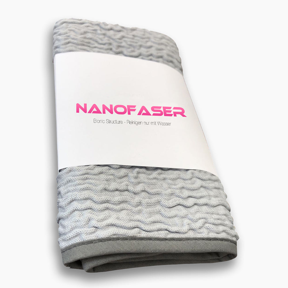Graues Reinigungstuch mit geprägter Oberfläche und weißer Banderole mit Schrift Nanofaser
