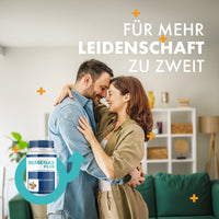 Thumbnail for Paar umarmt sich im Wohnzimmer, daneben Dose Semenax Plus mit 60 Kapseln und Pfeilsymbol links