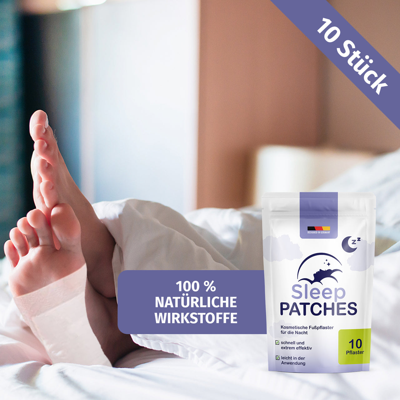 Füße mit Pflaster im Bett neben Sleep Patches Beutel, violettem Textfeld und Hinweis 10 Stück