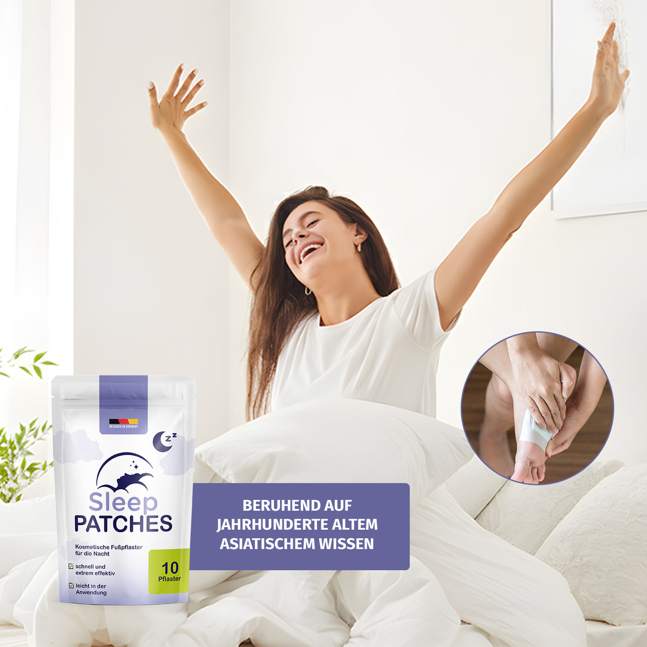 Frau sitzt im Bett mit erhobenen Armen neben Sleep Patches Beutel und rundem Anwendungsbild