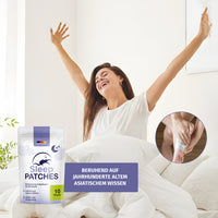 Thumbnail for Frau sitzt im Bett mit erhobenen Armen neben Sleep Patches Beutel und rundem Anwendungsbild