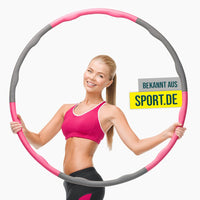 Thumbnail for Lachende Frau in Sportkleidung mit pink-grauem Fitnessreifen vor hellem Hintergrund