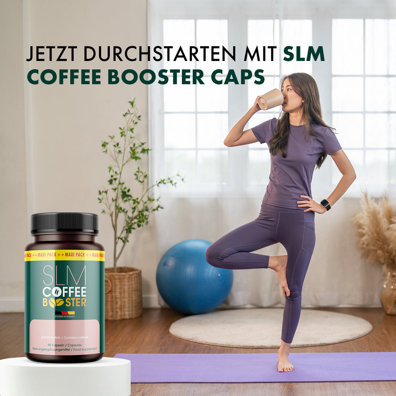 Frau trinkt aus einem Becher beim Training neben SLM Coffee Booster und sichtbarem Werbetext zum Produkt