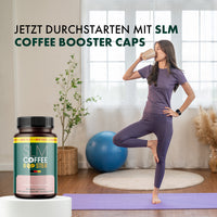Thumbnail for Frau trinkt aus einem Becher beim Training neben SLM Coffee Booster und sichtbarem Werbetext zum Produkt