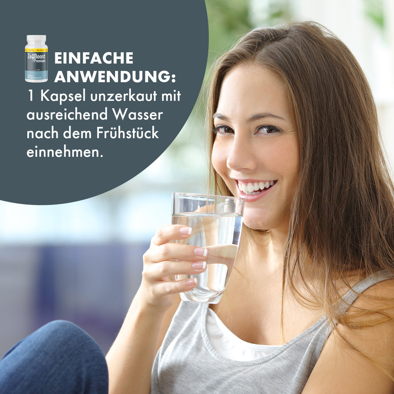 Frau hält Glas Wasser neben ZellBoost Premium Dose und Anwendungstext zu 1 Kapsel